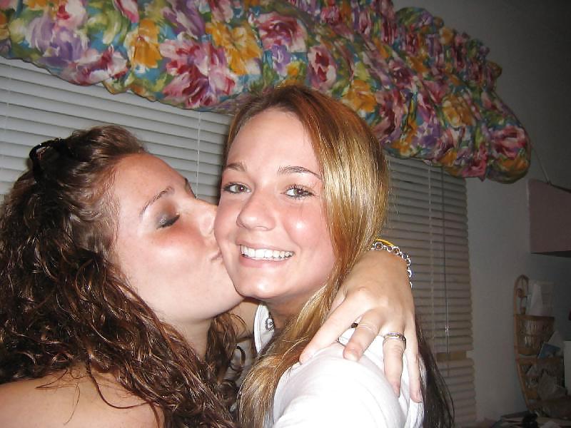 25P Girls Kissing Girls 2
