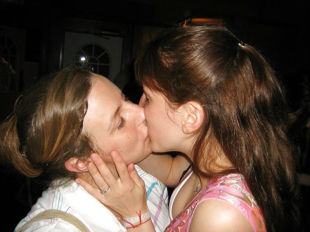 25P Girls Kissing Girls 2