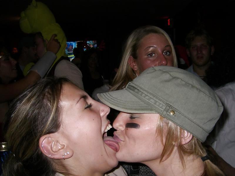 25P Girls Kissing Girls 2