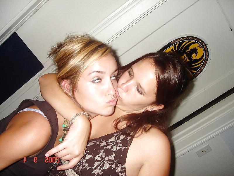 25P Girls Kissing Girls 2