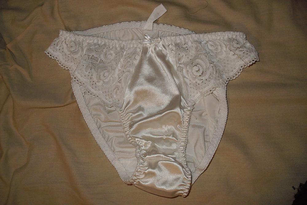 25P Ejaculation ds petite culotte satin blanche de la voisine.