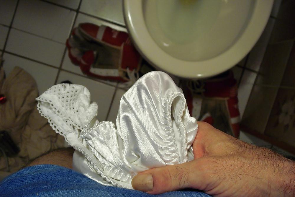 25P Ejaculation ds petite culotte satin blanche de la voisine.