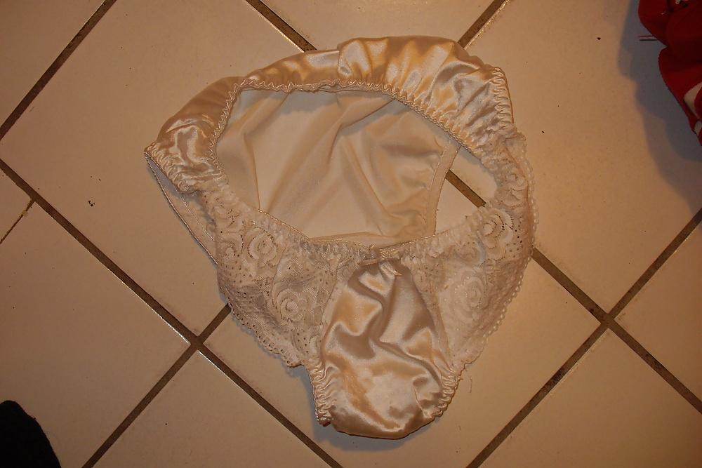 25P Ejaculation ds petite culotte satin blanche de la voisine.