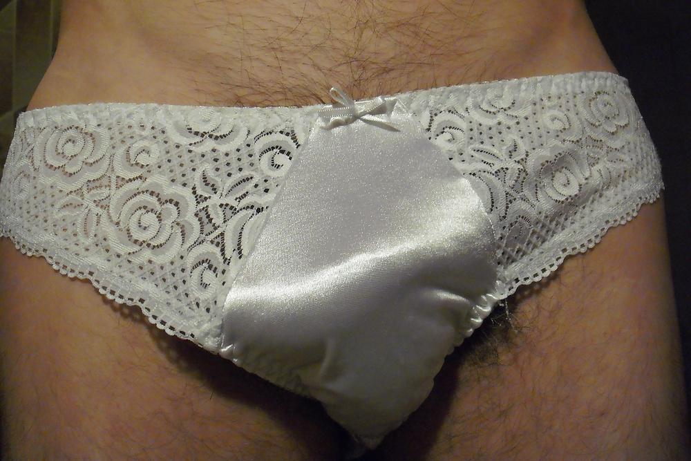 25P Ejaculation ds petite culotte satin blanche de la voisine.
