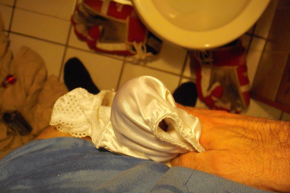 25P Ejaculation ds petite culotte satin blanche de la voisine.