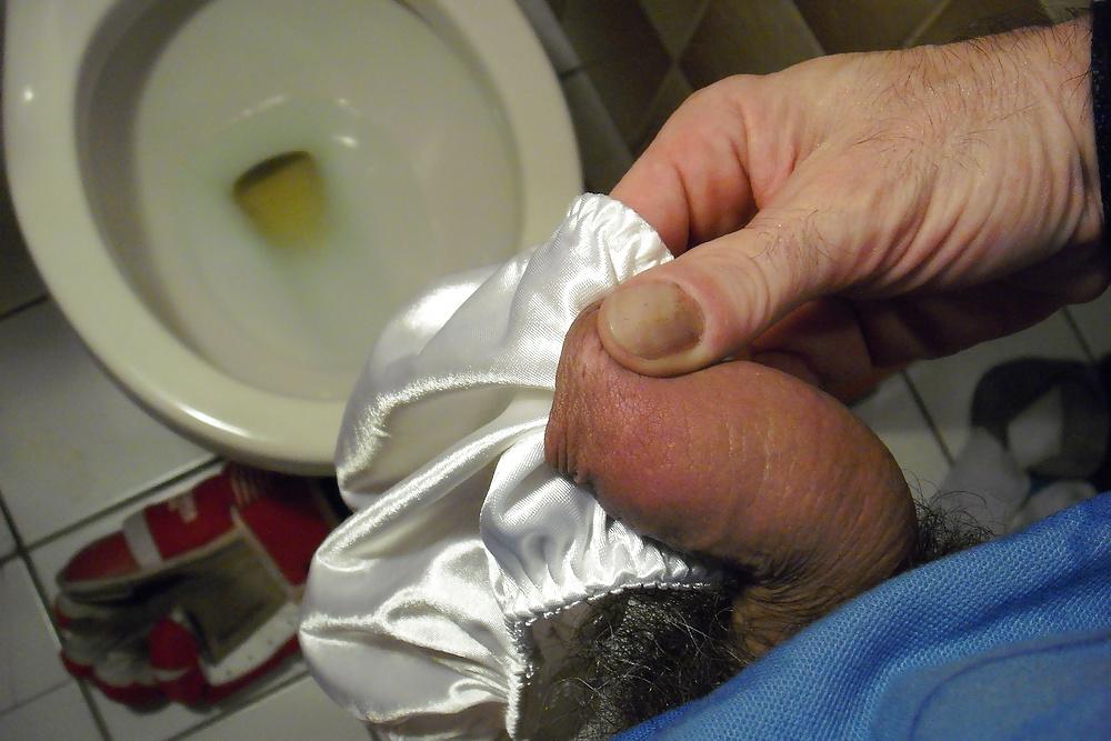 25P Ejaculation ds petite culotte satin blanche de la voisine.