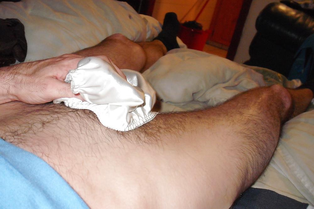 25P Ejaculation ds petite culotte satin blanche de la voisine.