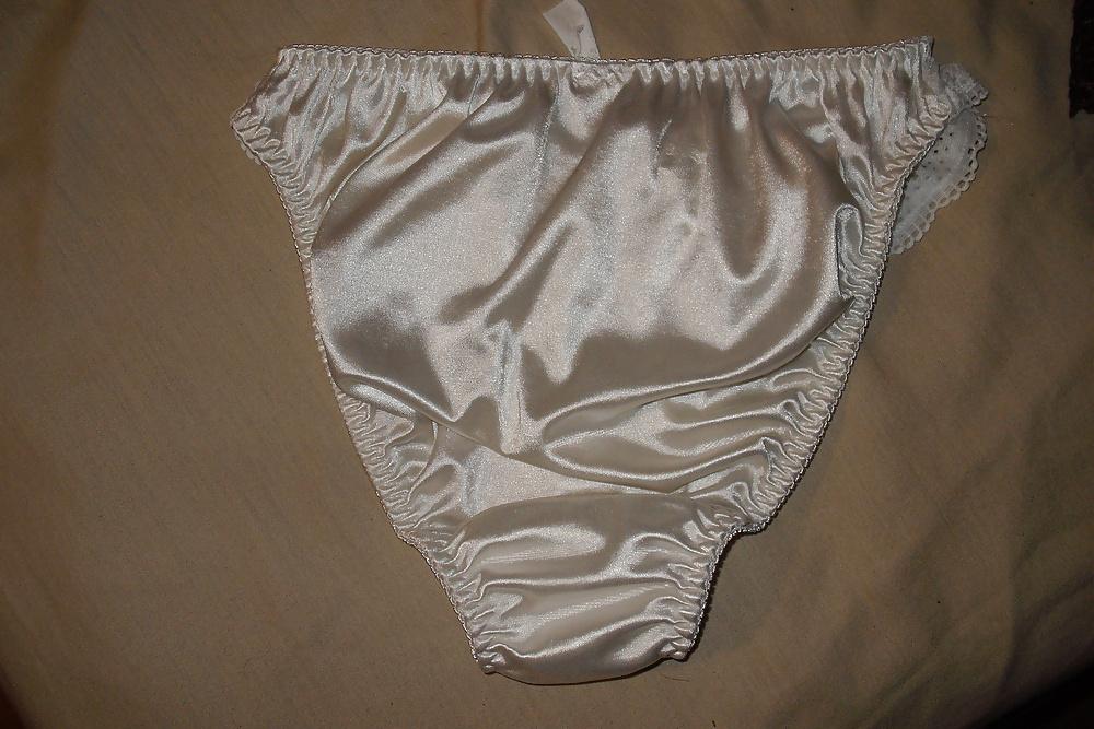 25P Ejaculation ds petite culotte satin blanche de la voisine.