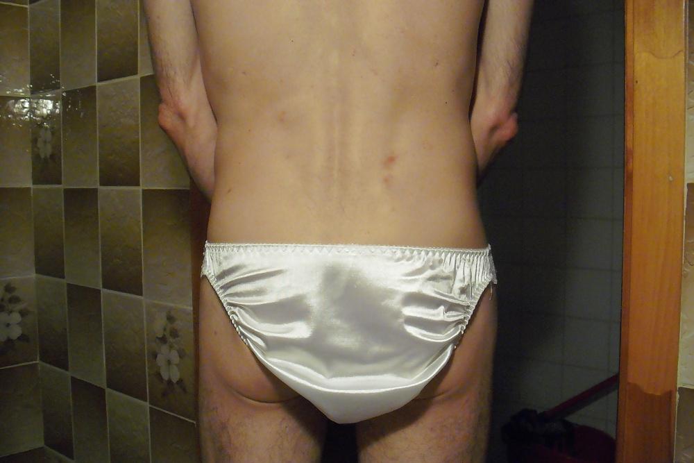 25P Ejaculation ds petite culotte satin blanche de la voisine.