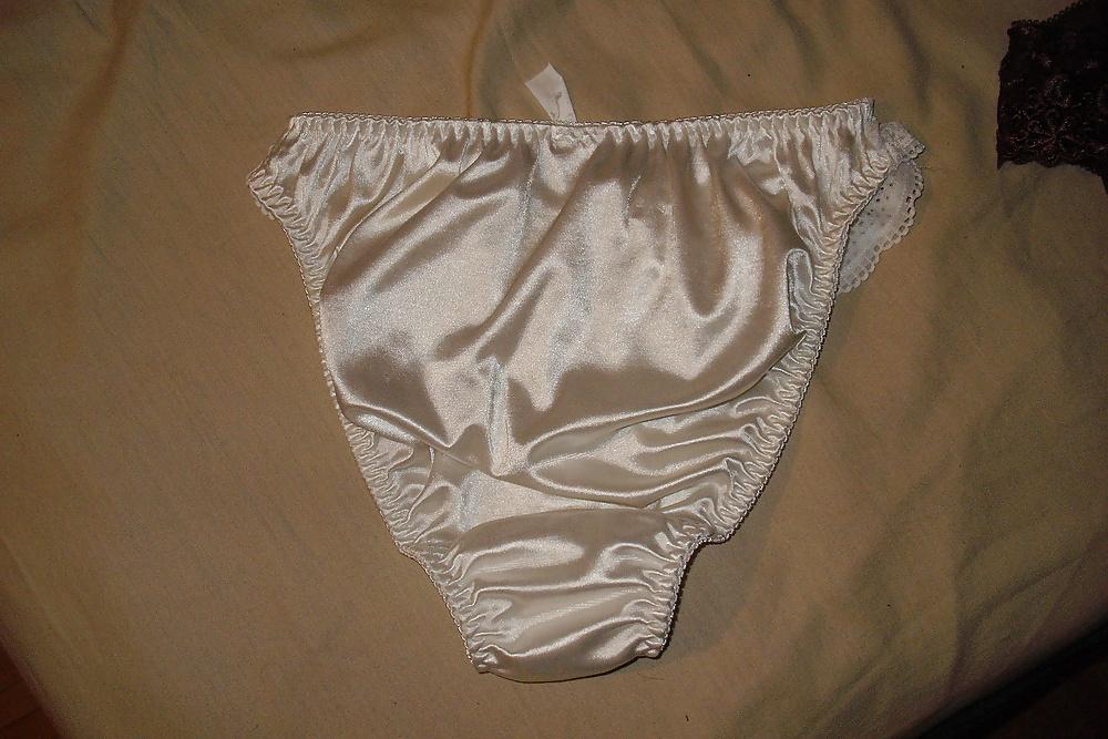 25P Ejaculation ds petite culotte satin blanche de la voisine.