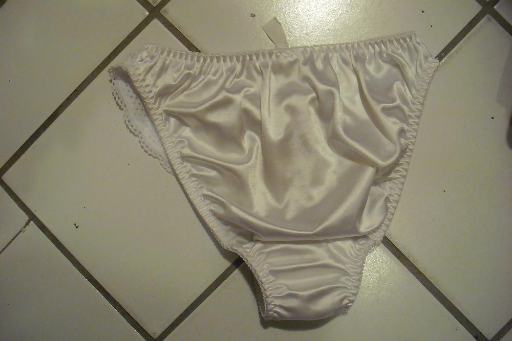 25P Ejaculation ds petite culotte satin blanche de la voisine.