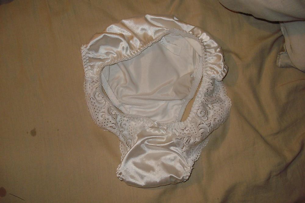 25P Ejaculation ds petite culotte satin blanche de la voisine.