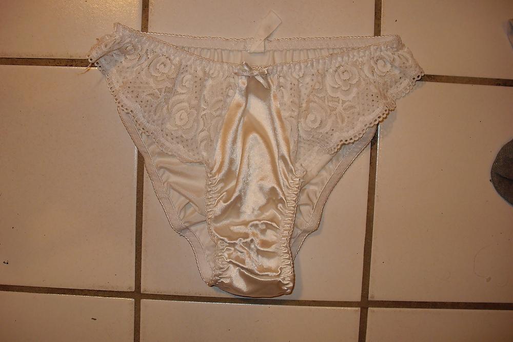 25P Ejaculation ds petite culotte satin blanche de la voisine.