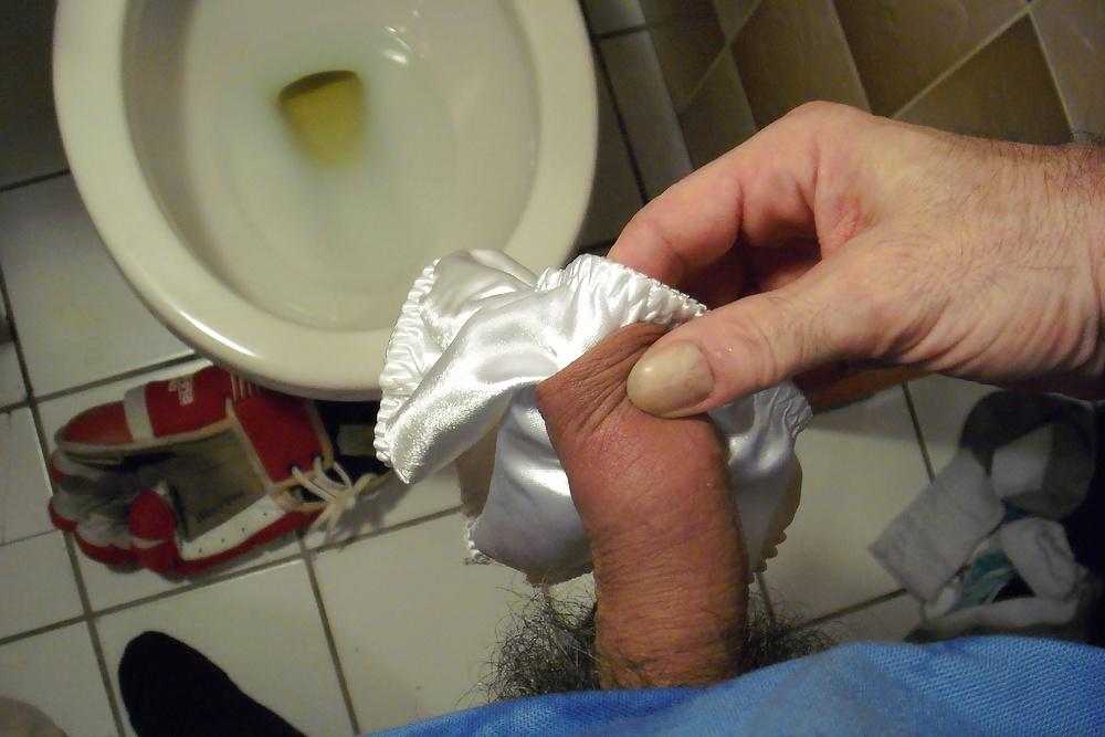 25P Ejaculation ds petite culotte satin blanche de la voisine.