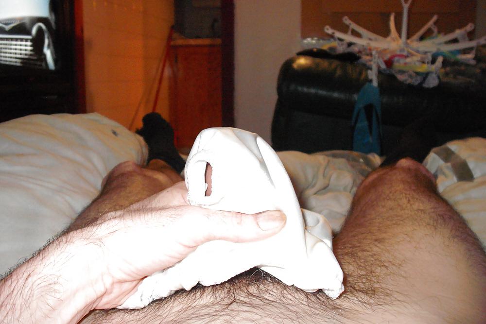 25P Ejaculation ds petite culotte satin blanche de la voisine.
