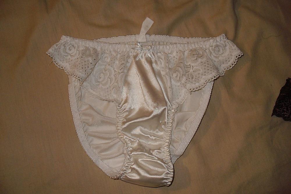25P Ejaculation ds petite culotte satin blanche de la voisine.