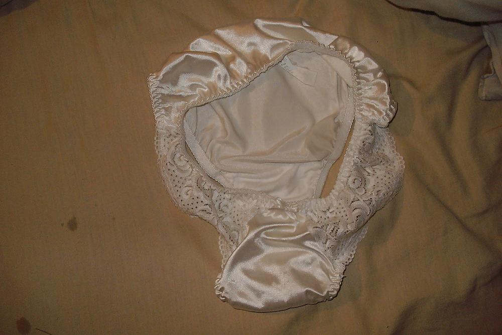 25P Ejaculation ds petite culotte satin blanche de la voisine.