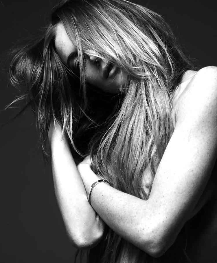8P Lindsay Lohan ... Nipple In Black And White