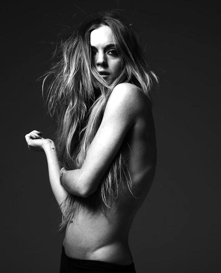 8P Lindsay Lohan ... Nipple In Black And White