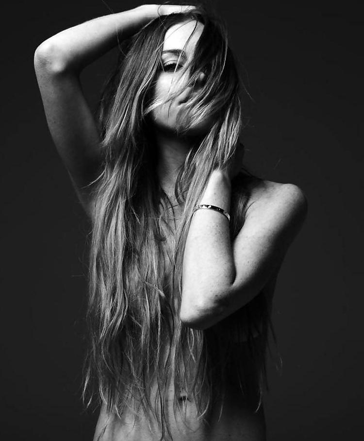 8P Lindsay Lohan ... Nipple In Black And White
