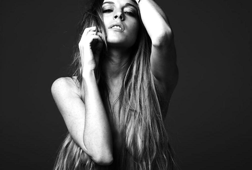 8P Lindsay Lohan ... Nipple In Black And White