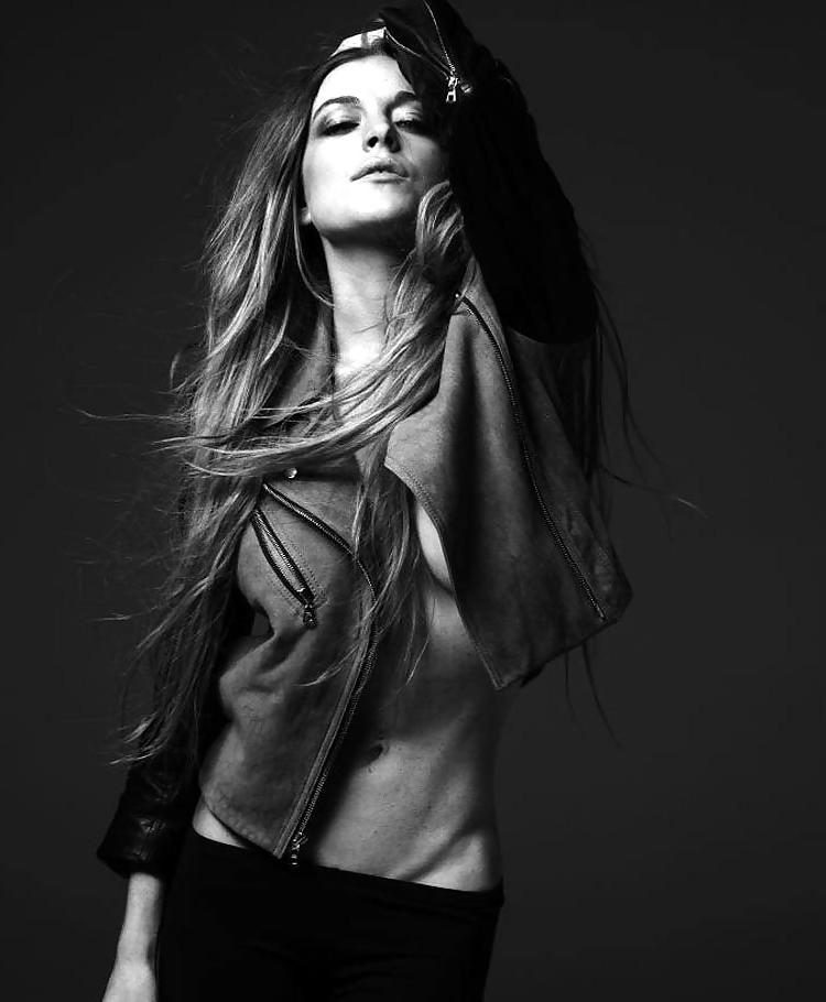 8P Lindsay Lohan ... Nipple In Black And White
