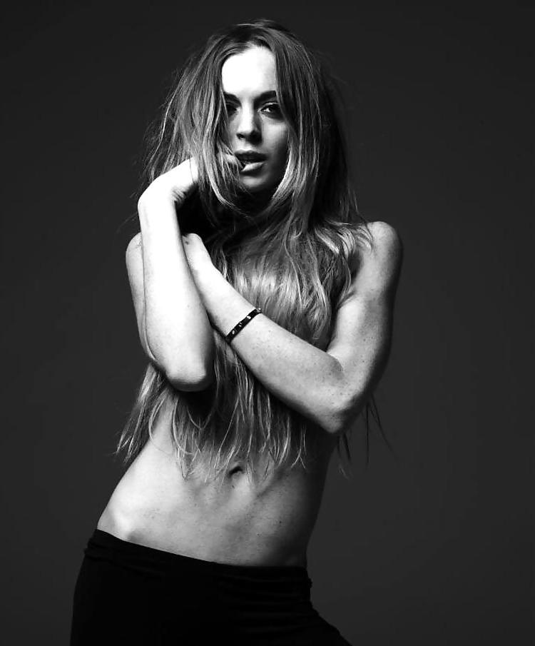 8P Lindsay Lohan ... Nipple In Black And White