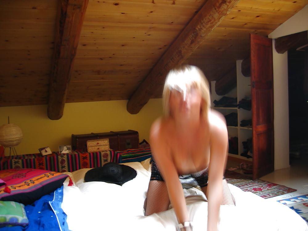 25P Blonde Beauty is a Gorgeous Show Off