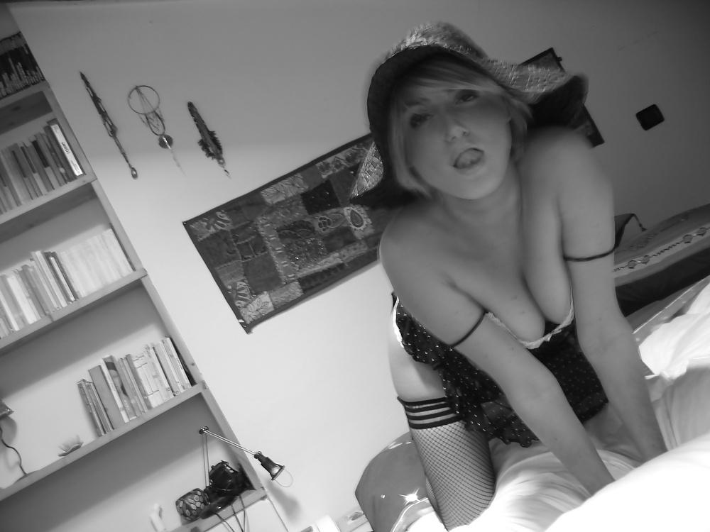 25P Blonde Beauty is a Gorgeous Show Off