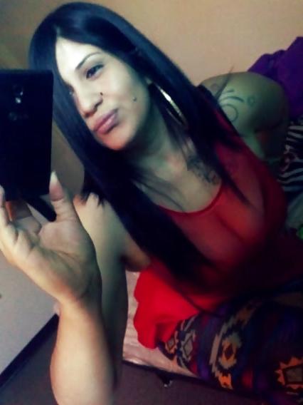 17P Latina milf cleavage