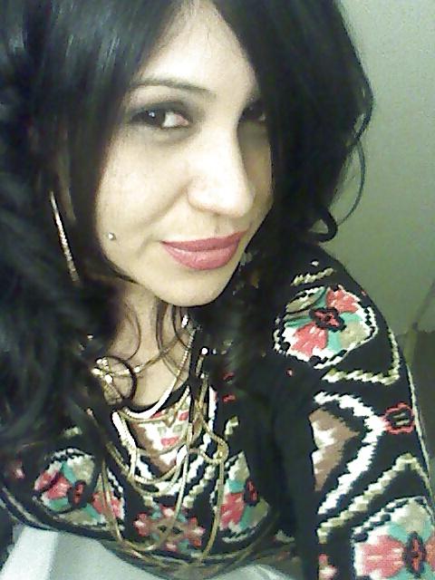 17P Latina milf cleavage