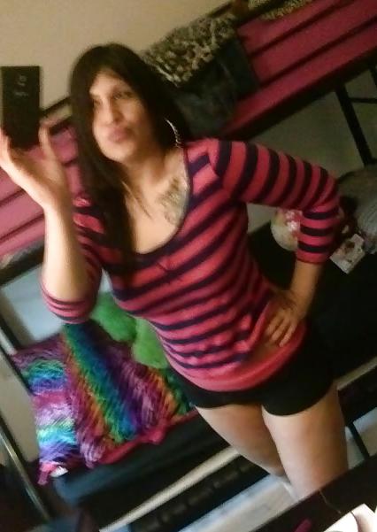 17P Latina milf cleavage