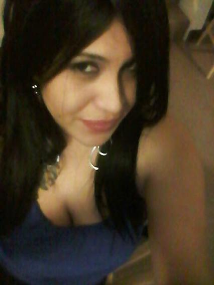 17P Latina milf cleavage