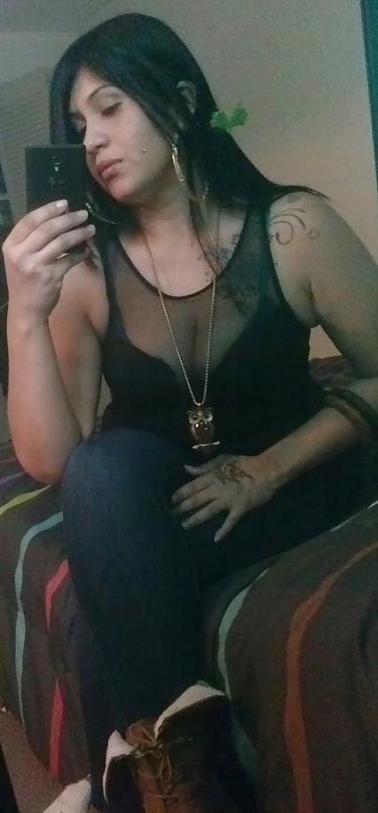 17P Latina milf cleavage