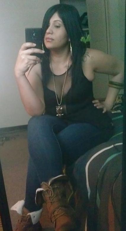 17P Latina milf cleavage