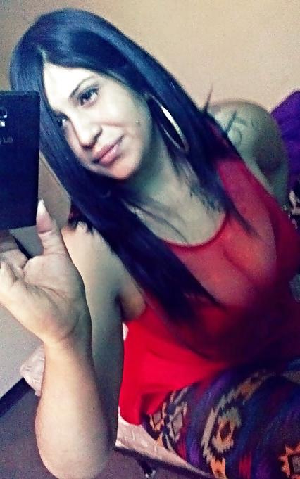 17P Latina milf cleavage