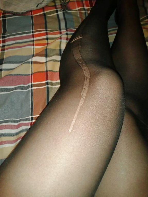 25P My girl friend's sexy pantyhose and feet