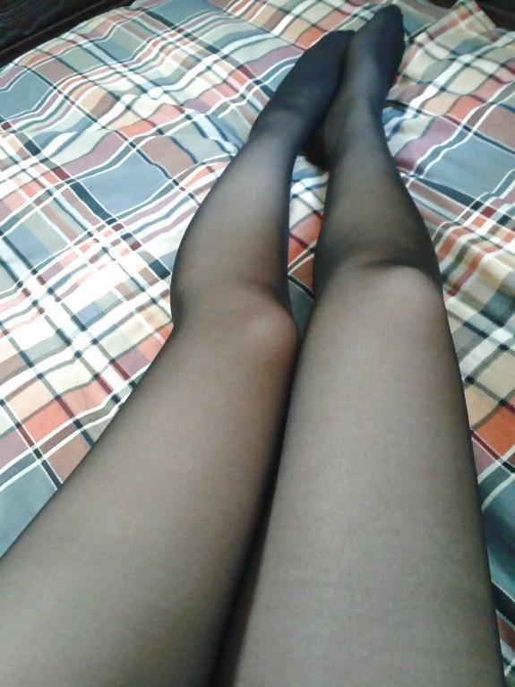 25P My girl friend's sexy pantyhose and feet