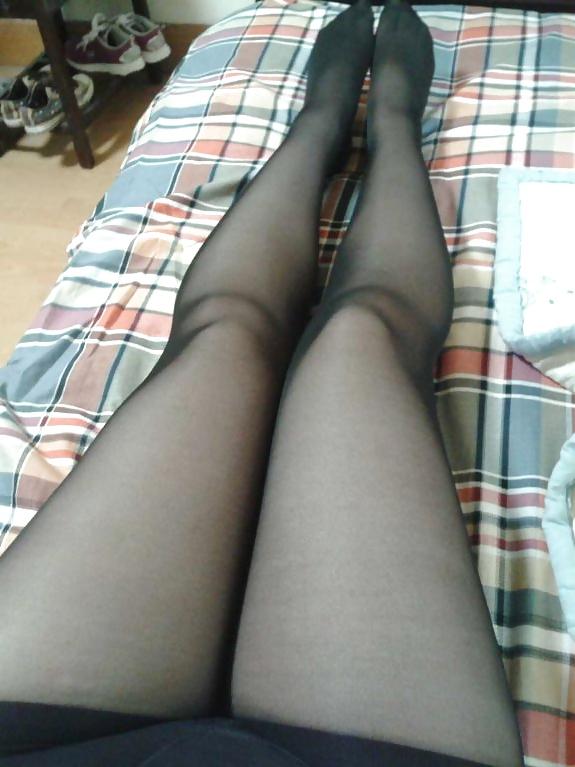 25P My girl friend's sexy pantyhose and feet