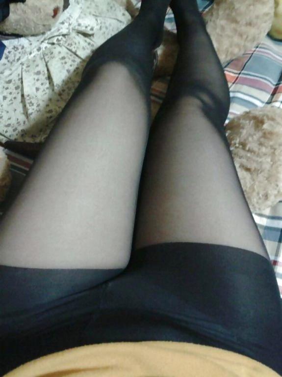 25P My girl friend's sexy pantyhose and feet