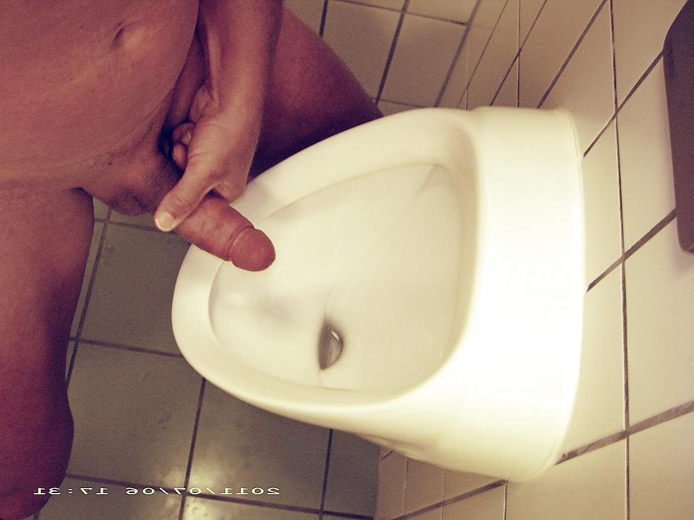 7P Nackt in public Toilet