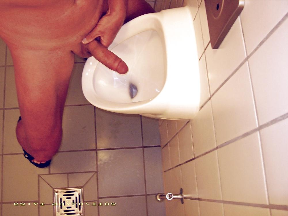 7P Nackt in public Toilet