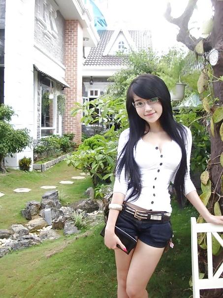 15P Vollbusige Asiatin (Elly)