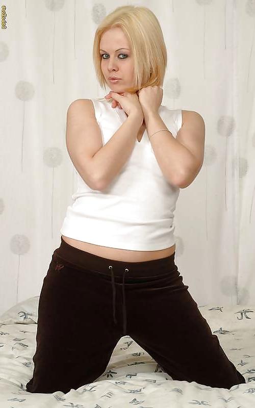 12P British babe Jayne uses her toy - BabeZest