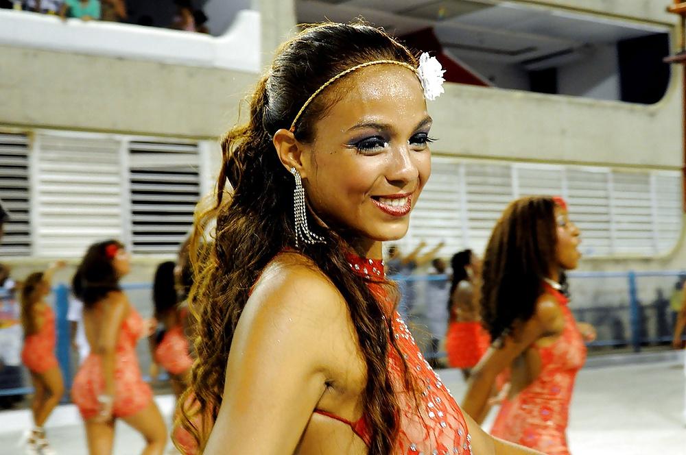 25P Carnivals colors: Sexy Dancing Rainhas