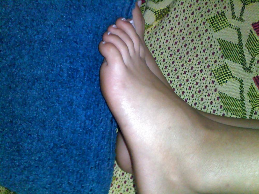 20P Pamela Anderson's feet
