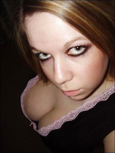 25P Nice cleavage!