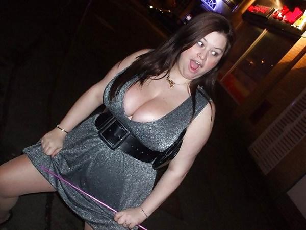 25P Nice cleavage!