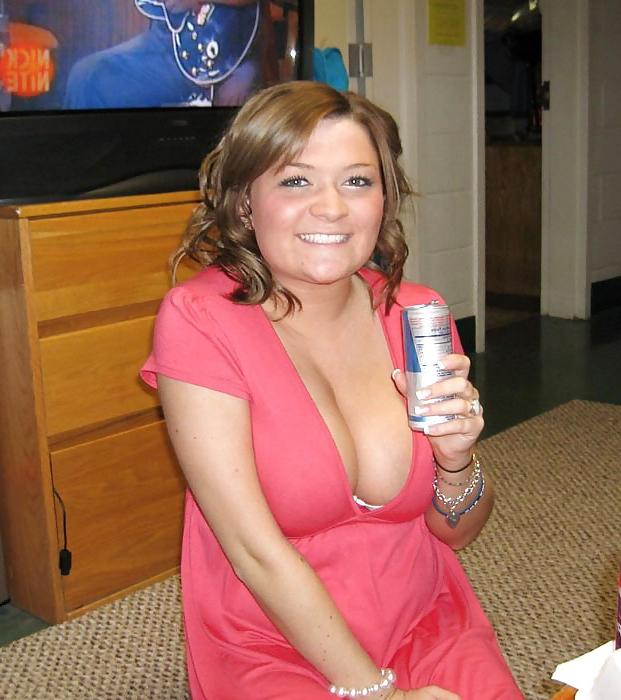 25P Nice cleavage!