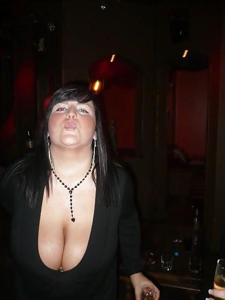 25P Nice cleavage!